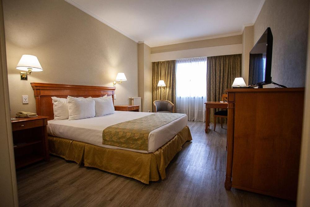 Austral Plaza Hotel 코모도로리바다비아 외부 사진