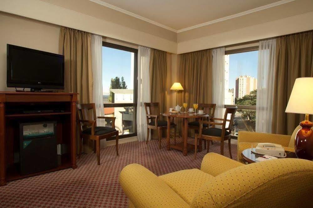 Austral Plaza Hotel 코모도로리바다비아 외부 사진